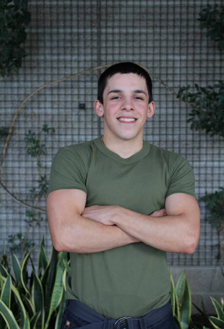 Der harte Amerikaner Billie Starz masturbiert im Freien