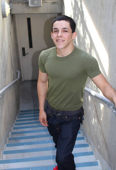 Der harte Amerikaner Billie Starz masturbiert im Freien