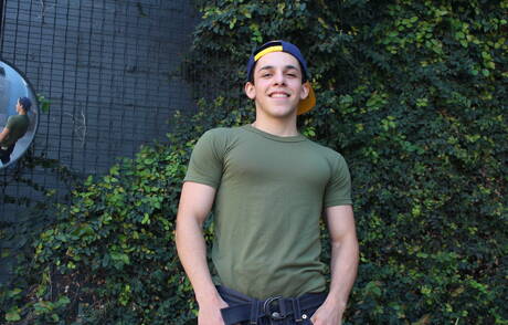 Der harte Amerikaner Billie Starz masturbiert im Freien