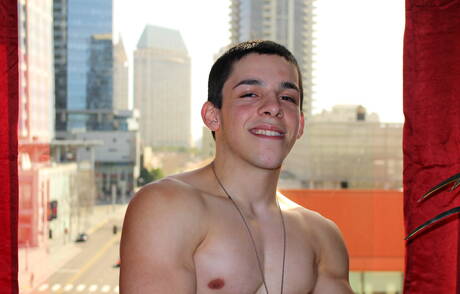 Der harte Amerikaner Billie Starz masturbiert im Freien