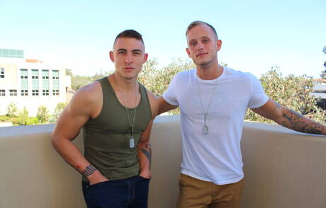 Die amerikanischen Stars Strongman Ripley Grey und Strongman Zack Matthews beim harten Analsex im Freien