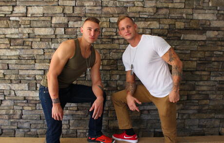 Die amerikanischen Stars Strongman Ripley Grey und Strongman Zack Matthews beim harten Analsex im Freien