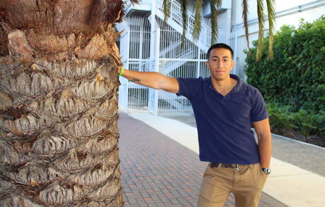 Der attraktive Latino-Typ Damon spielt draußen mit seinem Schwanz