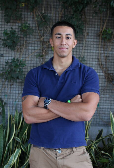 Der attraktive Latino-Typ Damon spielt draußen mit seinem Schwanz