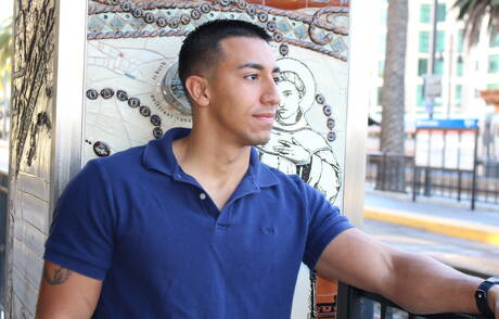 Der attraktive Latino-Typ Damon spielt draußen mit seinem Schwanz