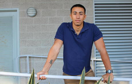 Der attraktive Latino-Typ Damon spielt draußen mit seinem Schwanz