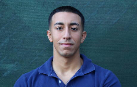 Der attraktive Latino-Typ Damon spielt draußen mit seinem Schwanz