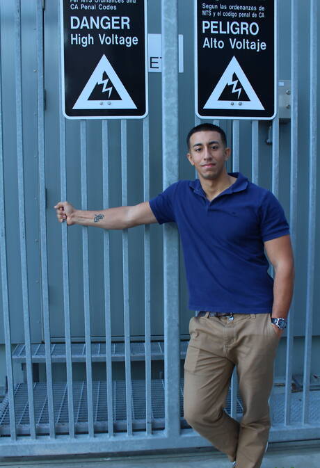 Der attraktive Latino-Typ Damon spielt draußen mit seinem Schwanz