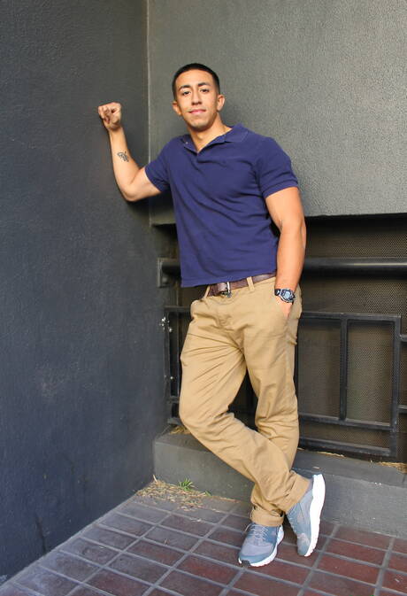 Active Duty: Il bel ragazzo latino Damon gioca con il suo cazzo fuori