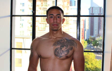 Der attraktive Latino-Typ Damon spielt draußen mit seinem Schwanz