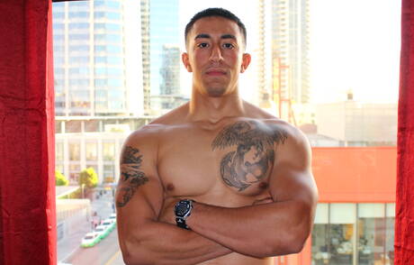 Der attraktive Latino-Typ Damon spielt draußen mit seinem Schwanz