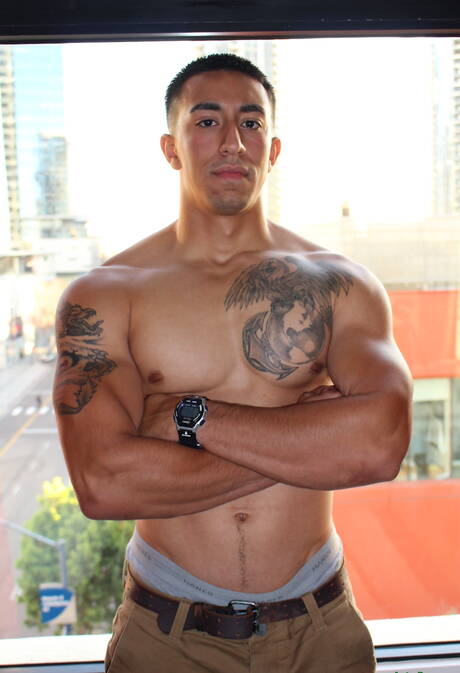 Der attraktive Latino-Typ Damon spielt draußen mit seinem Schwanz