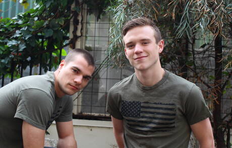 Os simpáticos garotos americanos musculosos de Princeton Price e o gostosão Scott Finn fodem a bunda depois de um boquete ao ar livre