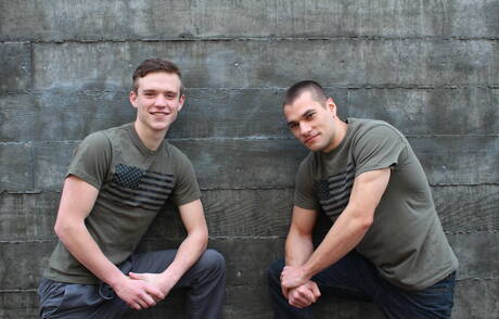 Os simpáticos garotos americanos musculosos de Princeton Price e o gostosão Scott Finn fodem a bunda depois de um boquete ao ar livre