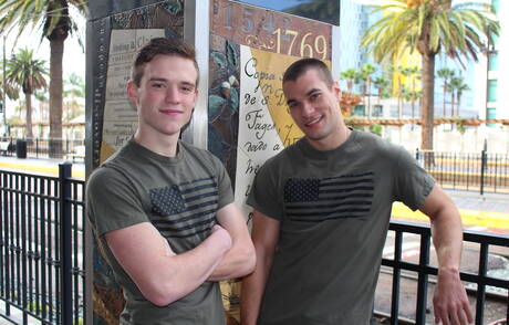 Os simpáticos garotos americanos musculosos de Princeton Price e o gostosão Scott Finn fodem a bunda depois de um boquete ao ar livre