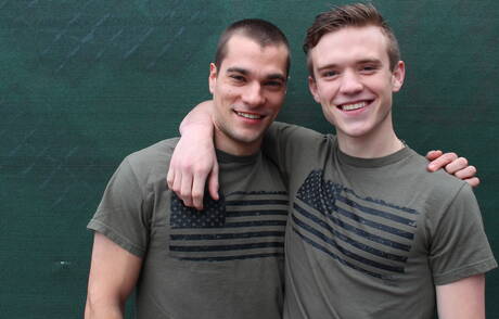 Os simpáticos garotos americanos musculosos de Princeton Price e o gostosão Scott Finn fodem a bunda depois de um boquete ao ar livre