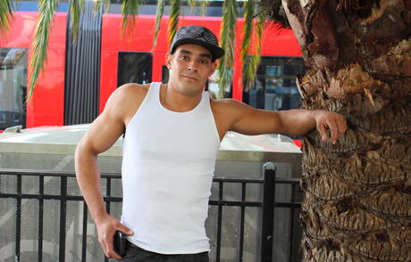 Il muscoloso latino Max mostra un corpo perfetto all