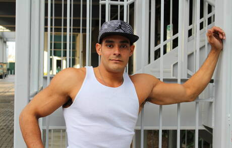 Il muscoloso latino Max mostra un corpo perfetto all