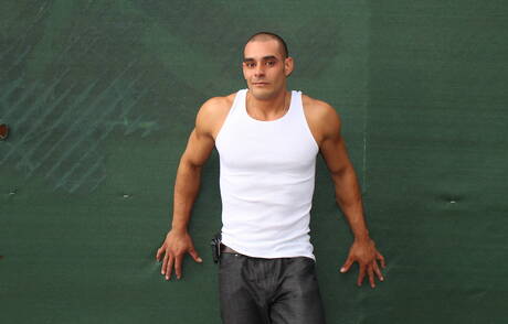 Il muscoloso latino Max mostra un corpo perfetto all