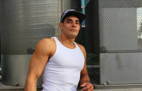 Il muscoloso latino Max mostra un corpo perfetto all