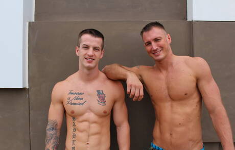 Gorący amerykańscy faceci twardziel Craig Cameron i ogier Quentin Gainz ruchają się po obciąganie na zewnątrz