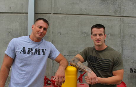 Gorący amerykańscy faceci twardziel Craig Cameron i ogier Quentin Gainz ruchają się po obciąganie na zewnątrz