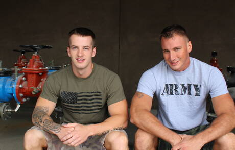 Gorący amerykańscy faceci twardziel Craig Cameron i ogier Quentin Gainz ruchają się po obciąganie na zewnątrz