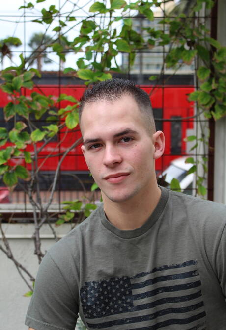 Amerikaanse gespierde Richard Buldger speelt buiten met zijn pik