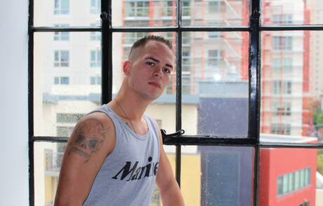 O musculoso americano Richard Buldger brincando com um pau do lado de fora