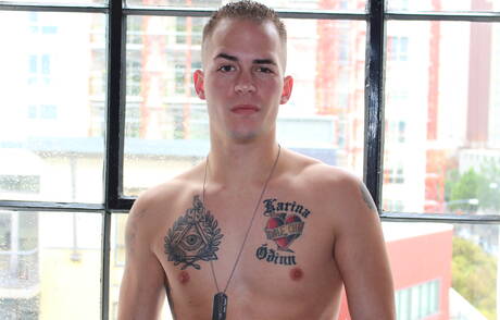 O musculoso americano Richard Buldger brincando com um pau do lado de fora