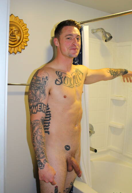 Der gut gebaute amerikanische Dane Stewart hat Spaß beim Duschen