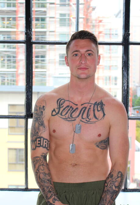 Der gut gebaute amerikanische Dane Stewart hat Spaß beim Duschen