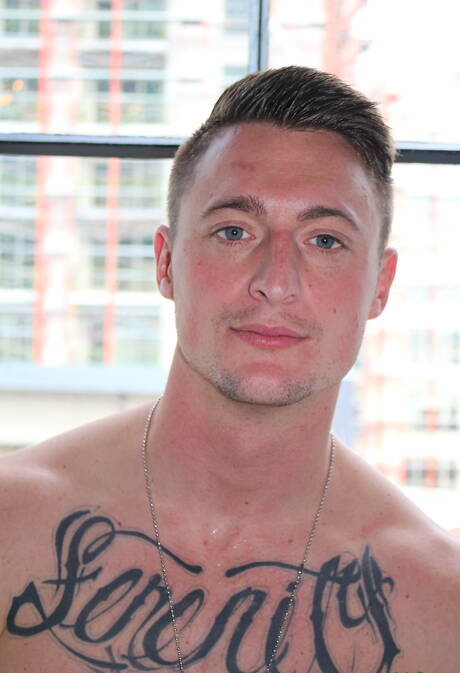 Der gut gebaute amerikanische Dane Stewart hat Spaß beim Duschen