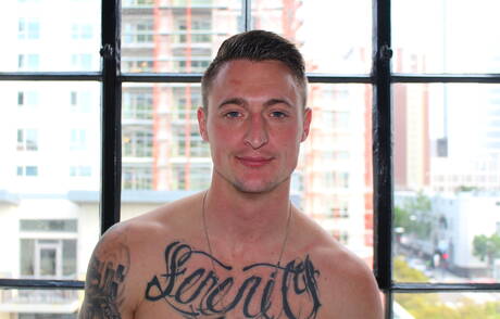 Il ben costruito danese americano Stewart si diverte sotto la doccia