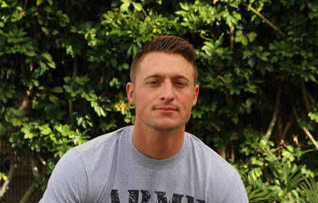 Der gut gebaute amerikanische Dane Stewart hat Spaß beim Duschen