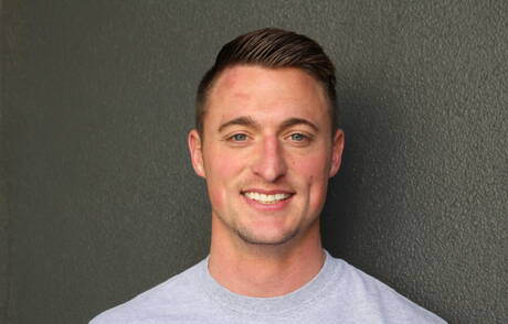 Der gut gebaute amerikanische Dane Stewart hat Spaß beim Duschen