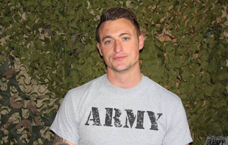 Der gut gebaute amerikanische Dane Stewart hat Spaß beim Duschen