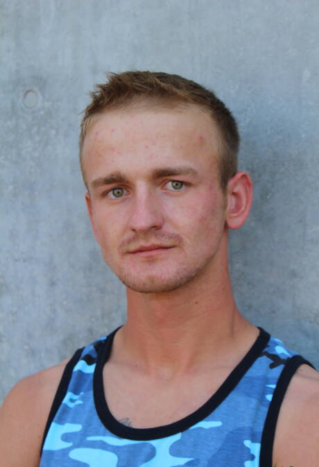 Pretty boy Kevin Reed shows a beautiful body outdoor