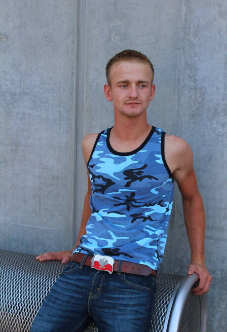 Pretty boy Kevin Reed shows a beautiful body outdoor