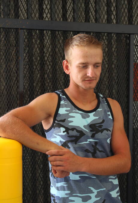 Pretty boy Kevin Reed shows a beautiful body outdoor