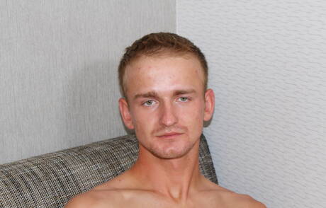 Pretty boy Kevin Reed shows a beautiful body outdoor