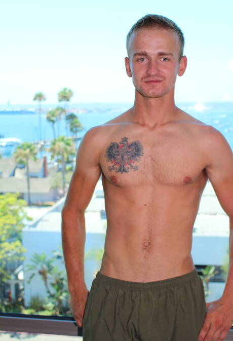 Active Duty: 帥哥凱文·里德在戶外秀出迷人身材