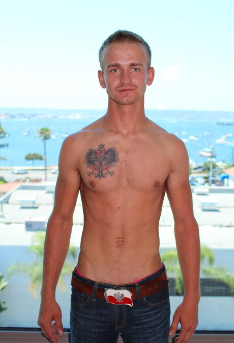 Pretty boy Kevin Reed shows a beautiful body outdoor