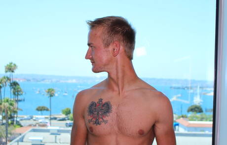 Pretty boy Kevin Reed shows a beautiful body outdoor