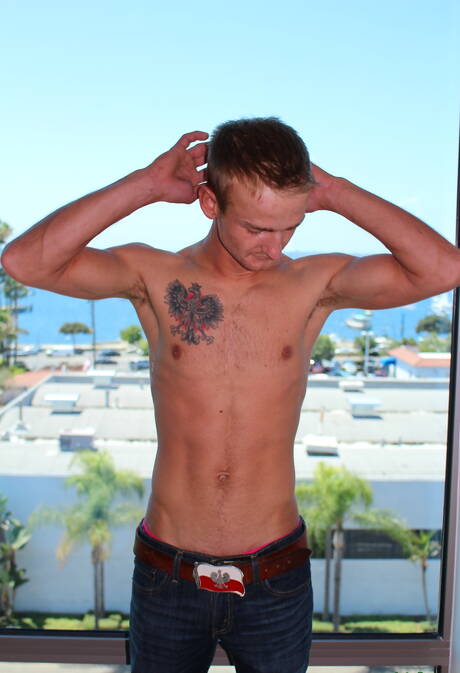 Pretty boy Kevin Reed shows a beautiful body outdoor