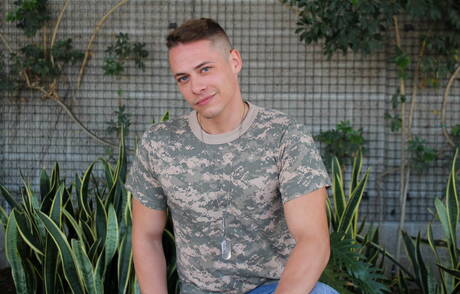 Der muskulöse Amerikaner Aston Springs posiert nackt und zeigt seinen Hintern draußen