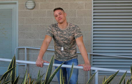 Der muskulöse Amerikaner Aston Springs posiert nackt und zeigt seinen Hintern draußen