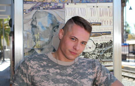 Der muskulöse Amerikaner Aston Springs posiert nackt und zeigt seinen Hintern draußen