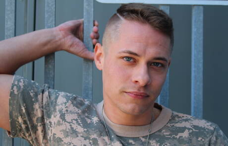 Der muskulöse Amerikaner Aston Springs posiert nackt und zeigt seinen Hintern draußen