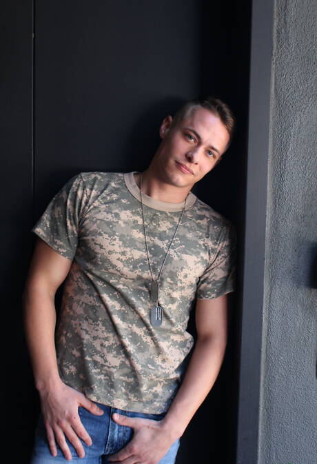 Active Duty: American muscular Aston Springs posing naked and showing his butt outside